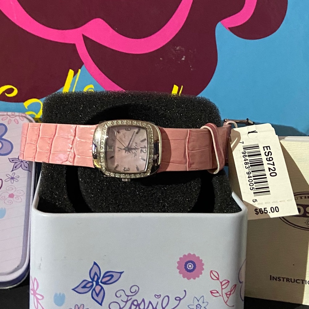 Gift boxes gorgeous pink Croco Fossil watch
